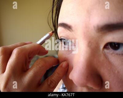 Nahaufnahme Foto einer Frau, die augenbraue Bleistift auf ihre Augenbrauen Stockfoto