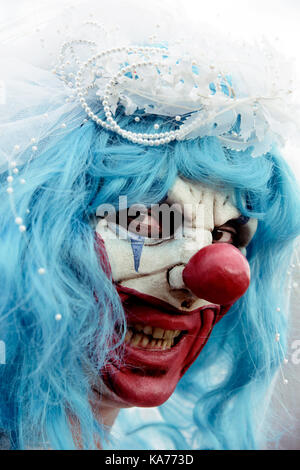 Nahaufnahme der Ein unheimlich bösen Clown tragen eine schmutzige und ausgefranster Braut Kleid im Freien Stockfoto