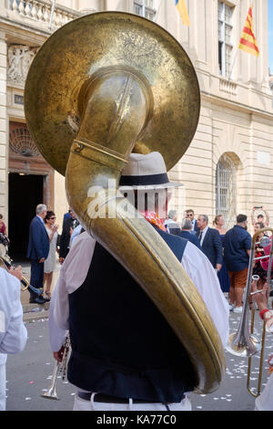 Mann hält eine Posaune Instrument während einer kommunalen Feier Stockfoto