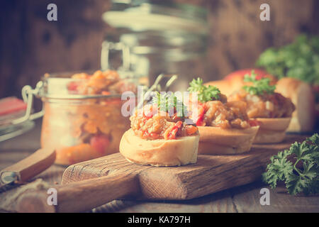 Brot Toast mit Auberginen Kaviar. Stockfoto