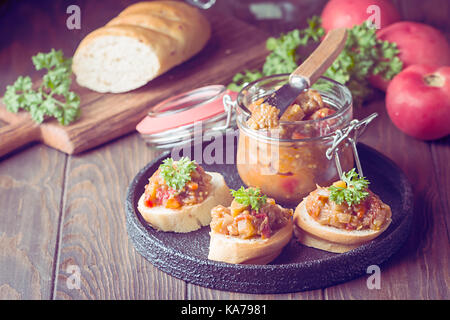 Brot Toast mit Auberginen Kaviar. Stockfoto