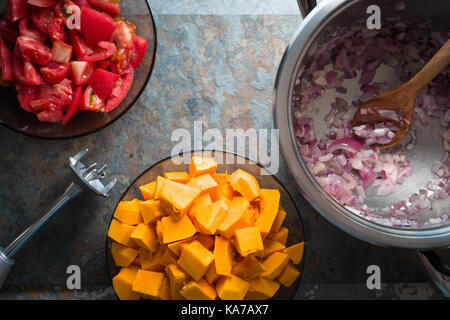 Mixer, Stücke von Kürbis, Zwiebeln und Tomaten in Schalen horizontal Stockfoto