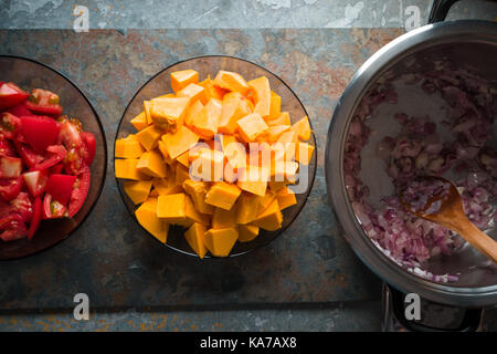 Stücke von Tomaten, Kürbisse und roten Zwiebeln horizontal Stockfoto