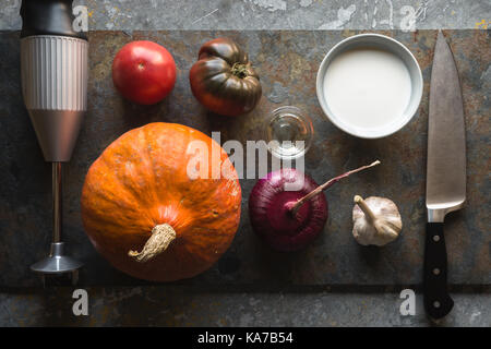 Kürbis, roten Zwiebeln, Knoblauch und ein Mixer für Kürbissuppe horizontal Stockfoto