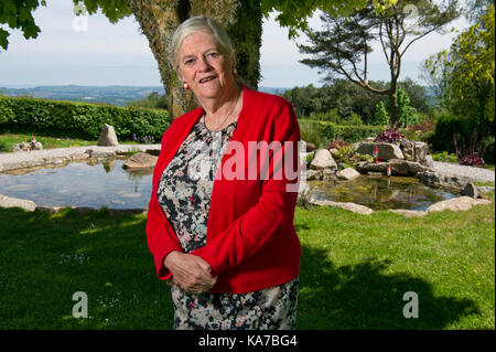 Ann Widdecombe, an ihrem Haus im Haytor und auf haytor Felsen, dartmoor, Devonshire, Großbritannien Stockfoto