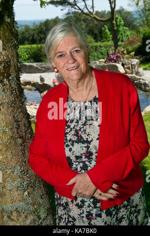 Ann Widdecombe, an ihrem Haus im Haytor und auf haytor Felsen, dartmoor, Devonshire, Großbritannien Stockfoto