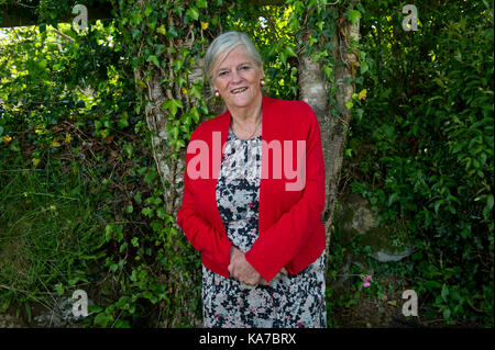 Ann Widdecombe, an ihrem Haus im Haytor und auf Haytor Felsen, Dartmoor, Devonshire, Großbritannien Stockfoto