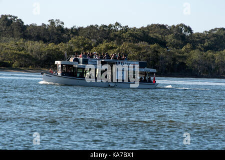 Sightseeing tourist boat Kreuzfahrt entlang des Noosa River in Noosaville an der Sunshine Coast in Queensland, Australien. Stockfoto