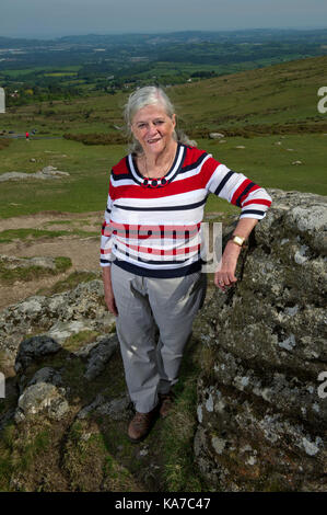 Ann Widdecombe, an ihrem Haus im Haytor und auf haytor Felsen, dartmoor, Devonshire, Großbritannien Stockfoto