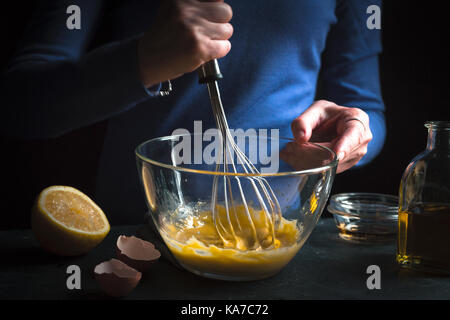 Flasche mit Olivenöl, Zitronensaft, Eigelb mit Senf horizontale Schlagsahne Stockfoto
