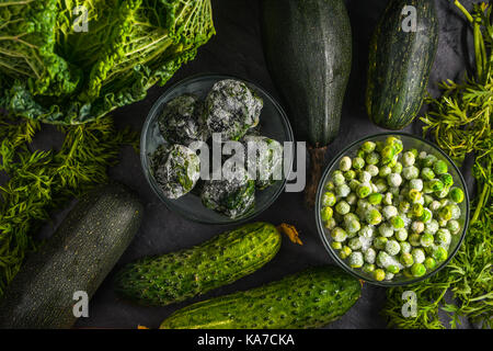 Hintergrund der grünen Gemüse Gurken, Wirsing horizontal Stockfoto