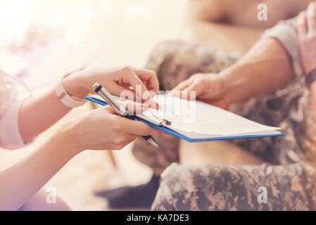 In der Nähe der weiblichen Händen, dass Ordner um: Stockfoto