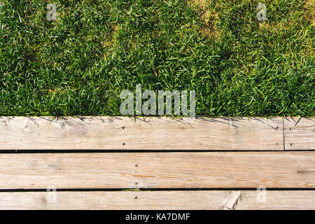 Hintergrund der Holzplatten und Gras Abstraktion horizontal Stockfoto