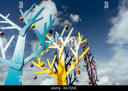 Abstrakte Baum auf einem dunkelblauen Himmel mit Wolken close-up horizontal Stockfoto