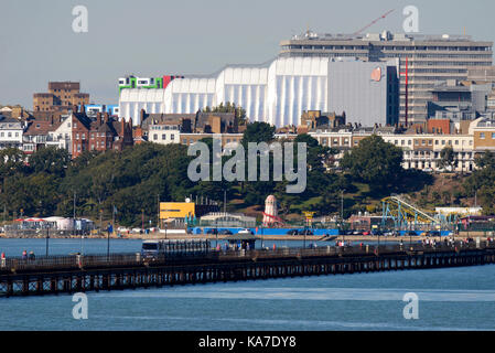 South Essex Hochschule der Weiter- und Hochschulbildung, auch bekannt als South Essex College, Southend On Sea, Essex. Mit Southend Pier und Eisenbahn Zug Stockfoto