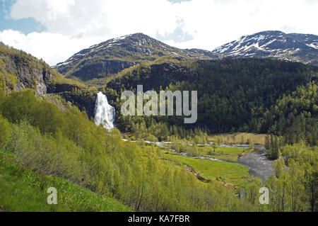 Fossen Bratte Wasserfall in Samnanger, Hordaland, Norwegen von Bergen umgeben Stockfoto