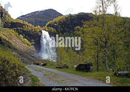 Fossen Bratte Wasserfall in Samnanger, Hordaland, Norwegen von Bergen umgeben Stockfoto