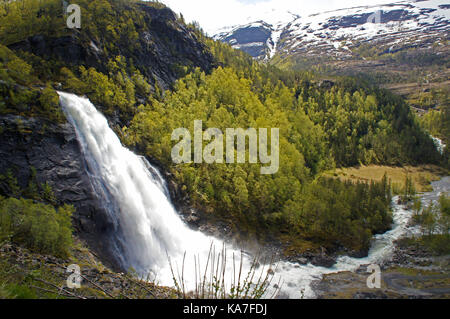 Fossen Bratte Wasserfall in Samnanger, Hordaland, Norwegen von Bergen umgeben Stockfoto