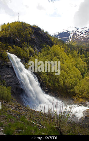 Fossen Bratte Wasserfall in Samnanger, Hordaland, Norwegen von Bergen umgeben Stockfoto