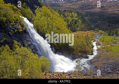 Fossen Bratte Wasserfall in Samnanger, Hordaland, Norwegen von Bergen umgeben Stockfoto