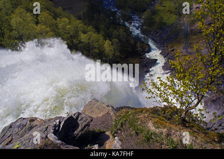 Draufsicht auf den Wasserfall Fossen Bratte in Samnanger, Hordaland, Norwegen von Bergen umgeben, Wasserfall von oben gesehen Stockfoto