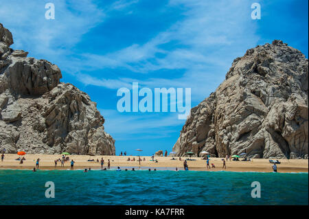 Touristen am sandigen Strand, Lands End, Los Cabos, Baja California, Mexiko Stockfoto