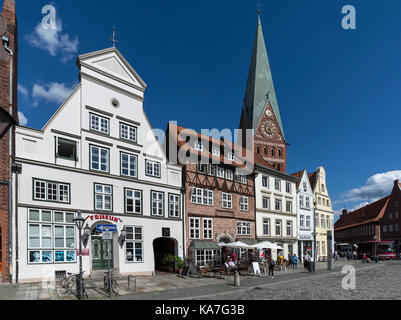 Historische Giebelhäuser mit St. Johanniskirche, am Sande, Lüneburg, Niedersachsen, Deutschland Stockfoto