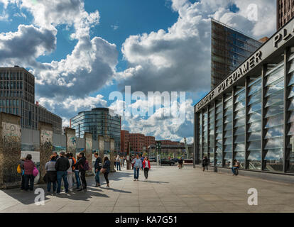 Touristen und Passanten am Potsdamer Platz Bahnhof, Reste der Berliner Mauer, Berlin, Deutschland Stockfoto