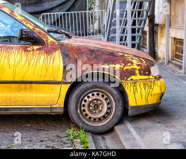 Berlin Mitte. Zerschlagene, Rusty gelber SEAT IBiza Auto neben alten Krieg beschädigt Molkenmarkt Gebäude geparkt. Alte Br. werks Fahrzeug Stockfoto