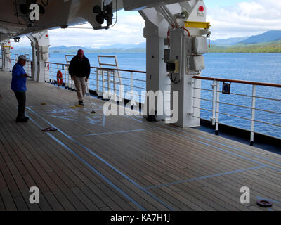 Spielen Deck Quoits (Shuffleboard), Neuw Amsterdam, Alaska, USA. Stockfoto