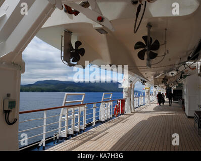 Wandern auf dem Promenadendeck, Nieuw Amsterdam, Alaska, USA. Stockfoto