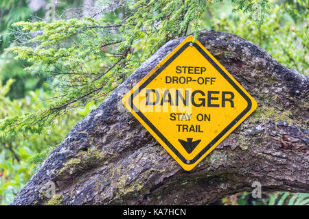 Bleiben Sie auf dem Trail Danger-Schild in Forest, Wild Pacific Trail, Vancouver Island, Kanada Stockfoto