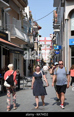 Katalonien, Spanien Sep 2017. Sitges Sitges Flaggen über eine der Straßen fliegen in der Altstadt Stockfoto