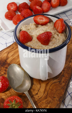 Gesunde schottische Frühstück mit Erdbeeren in einem Emaille Kanne Stockfoto