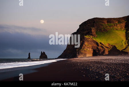 Berühmte Reynisdrangar Felsformationen am schwarzen Reynisfjara Strand. Küste des Atlantischen Ozeans in der Nähe von Vik, Süden Islands Stockfoto