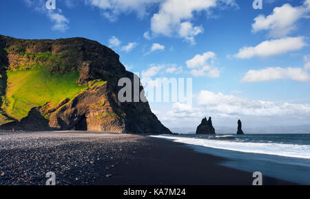 Berühmte Reynisdrangar Felsformationen am schwarzen Reynisfjara Strand. Küste des Atlantischen Ozeans in der Nähe von Vik, Süden Islands Stockfoto