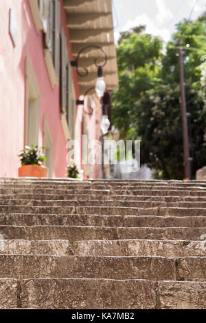 Eine Treppe in eine bunte Gasse von Nafplio Stockfoto