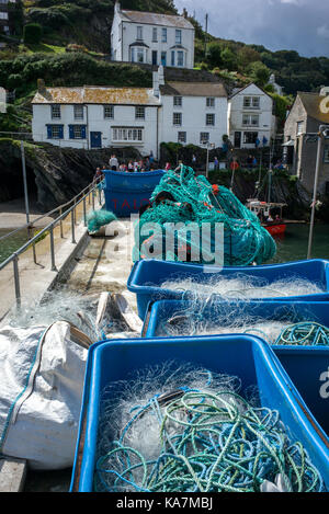 Trawler im Hafen mit Dorf hinter Stockfoto