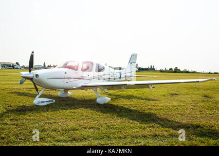 Prag, tschechische Republik - 9.09.2017: Weißen Propeller Flugzeug Parken am Flughafen in sonniger Tag, Prag Stockfoto