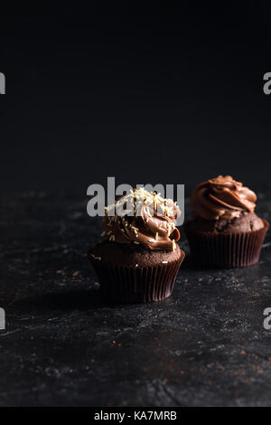 Schoko Cupcakes mit Zuckerguss Stockfoto