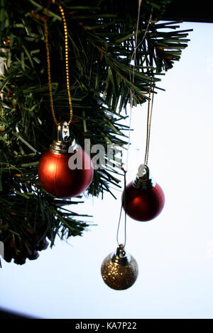 Weihnachten rote und goldene Kugeln am Weihnachtsbaum Stockfoto