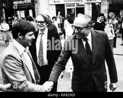 Sozialdemokrat Roy Jenkins (r) die Begegnung mit den Menschen von Warrington, wenn er Walkabout ging nach seiner Verabschiedung als die SDP-Kandidat für die bevorstehende Neuwahl im Wahlkreis. * Wirephoto Stockfoto