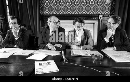 Roy Jenkins (Zweite links), Gründungsmitglied der Sozialdemokraten, sagte bei einem Unterhaus Pressekonferenz Entwurf einer Verfassung der Partei (auf dem Tisch), die Doppelspitze - ein Präsident, der für zwei Jahre in eine Zeit und einen parlamentarischen Führer dienen wird zu starten. Mit ihm sind (von links) Bill Rodgers, Dr. David Owen, auch Gründer Mitglieder Falls die SDP, und Robert Maclennan. Stockfoto