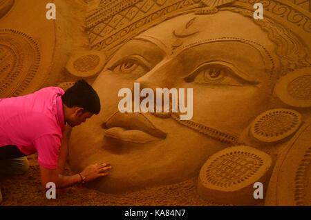 Dimapur, Indien. 25 Sep, 2017. Sand Artist Manas Kumar Sahoo von Puri, Orissa gibt einen letzten Schliff zu einem Sand Skulptur, die Durga von Durga Puja Feier in Nepali Bosti Mandir in Dimapur, Indien nordöstlichen Bundesstaat Nagaland. Durga Puja, das jährliche hinduistische Fest, die Verehrung der Göttin Durga, die Kraft und den Sieg des Guten über das Böse in der hinduistischen Mythologie symbolisiert, gipfelt in der Immersion der Götzen in Gewässer. Credit: Caisii Mao/Alamy leben Nachrichten Stockfoto