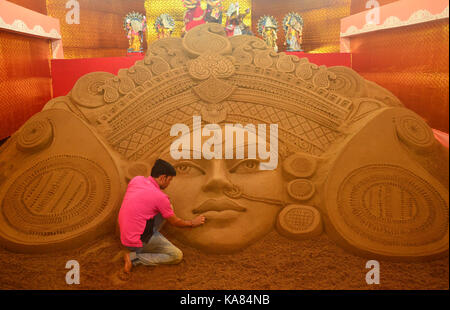 Dimapur, Indien. 25 Sep, 2017. Sand Artist Manas Kumar Sahoo von Puri, Orissa gibt einen letzten Schliff zu einem Sand Skulptur, die Durga von Durga Puja Feier in Nepali Bosti Mandir in Dimapur, Indien nordöstlichen Bundesstaat Nagaland. Durga Puja, das jährliche hinduistische Fest, die Verehrung der Göttin Durga, die Kraft und den Sieg des Guten über das Böse in der hinduistischen Mythologie symbolisiert, gipfelt in der Immersion der Götzen in Gewässer. Credit: Caisii Mao/Alamy leben Nachrichten Stockfoto