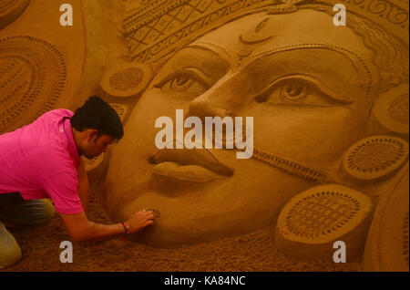 Dimapur, Indien. 25 Sep, 2017. Sand Artist Manas Kumar Sahoo von Puri, Orissa gibt einen letzten Schliff zu einem Sand Skulptur, die Durga von Durga Puja Feier in Nepali Bosti Mandir in Dimapur, Indien nordöstlichen Bundesstaat Nagaland. Durga Puja, das jährliche hinduistische Fest, die Verehrung der Göttin Durga, die Kraft und den Sieg des Guten über das Böse in der hinduistischen Mythologie symbolisiert, gipfelt in der Immersion der Götzen in Gewässer. Credit: Caisii Mao/Alamy leben Nachrichten Stockfoto