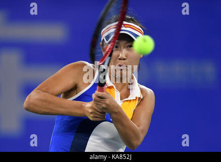 Wuhan, China. 25. September, 2017. Peng Shuai von China liefert die Kugel während singles gegen Petra Kvitova der tschechischen Republik 2017 WTA Wuhan Öffnen in Wuhan, der Hauptstadt der Provinz Hubei in Zentralchina, Sept. 25, 2017. Quelle: Xinhua/Alamy leben Nachrichten Stockfoto