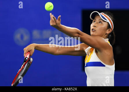 Wuhan, China. 25. September, 2017. Peng Shuai von China dient während der ersten Runde singles Match gegen Petra Kvitova der tschechischen Republik 2017 WTA Wuhan Öffnen in Wuhan, der Hauptstadt der Provinz Hubei in Zentralchina, Sept. 25, 2017. Quelle: Xinhua/Alamy leben Nachrichten Stockfoto