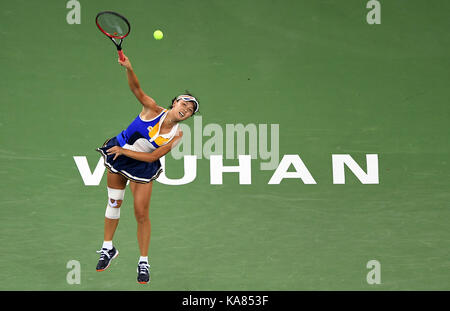 Wuhan, China. 25. September, 2017. Peng Shuai von China dient während der ersten Runde singles Match gegen Petra Kvitova der tschechischen Republik 2017 WTA Wuhan Öffnen in Wuhan, der Hauptstadt der Provinz Hubei in Zentralchina, Sept. 25, 2017. Quelle: Xinhua/Alamy leben Nachrichten Stockfoto