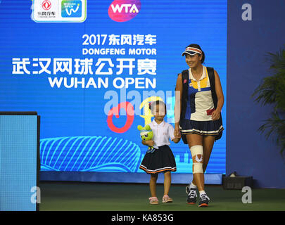 Wuhan, China. 25. September, 2017. Peng Shuai China geht in das Gericht mit einem Mädchen vor dem singles gegen Petra Kvitova der tschechischen Republik 2017 WTA Wuhan Öffnen in Wuhan, der Hauptstadt der Provinz Hubei in Zentralchina, Sept. 25, 2017. Quelle: Xinhua/Alamy leben Nachrichten Stockfoto